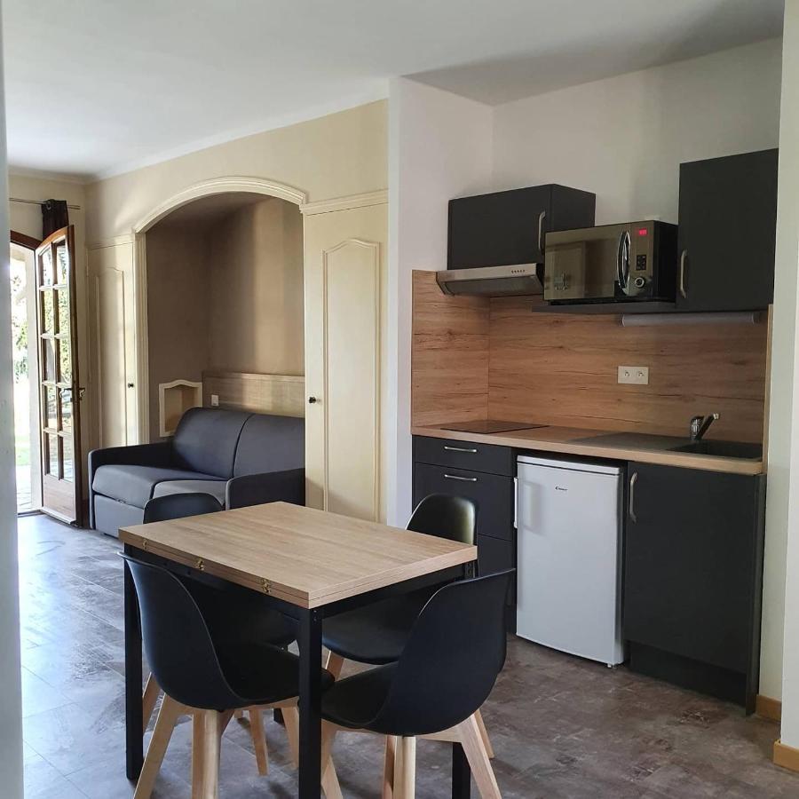 Auberge De La Tour -Appartements- Valros エクステリア 写真