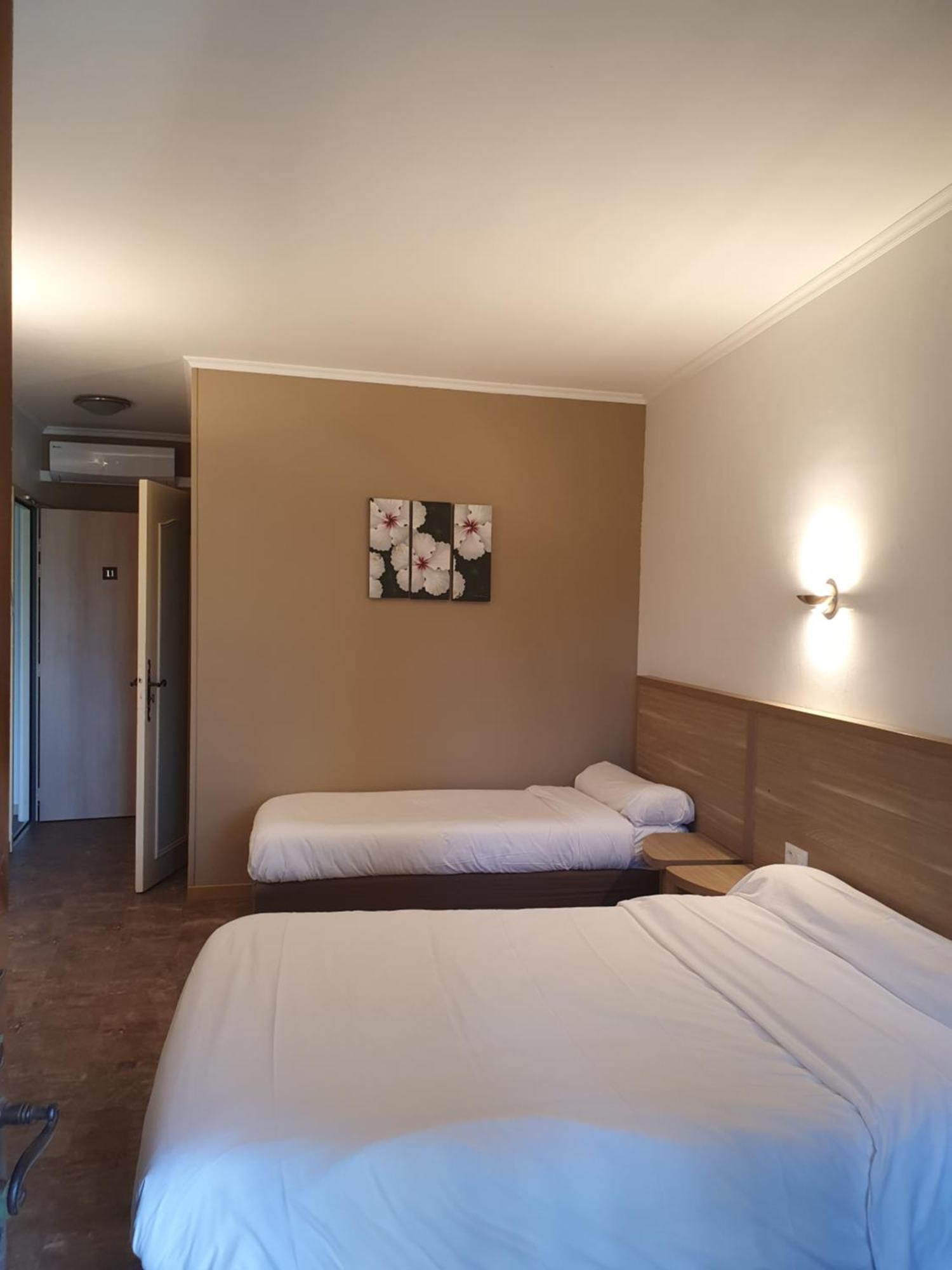 Auberge De La Tour -Appartements- Valros エクステリア 写真