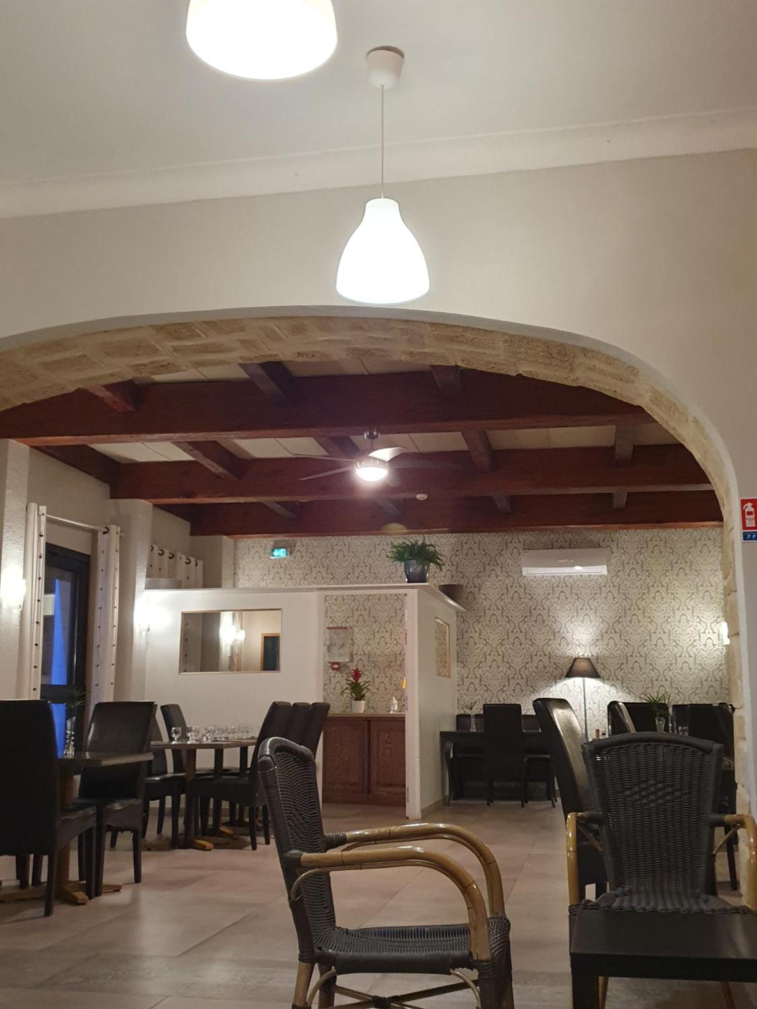 Auberge De La Tour -Appartements- Valros エクステリア 写真