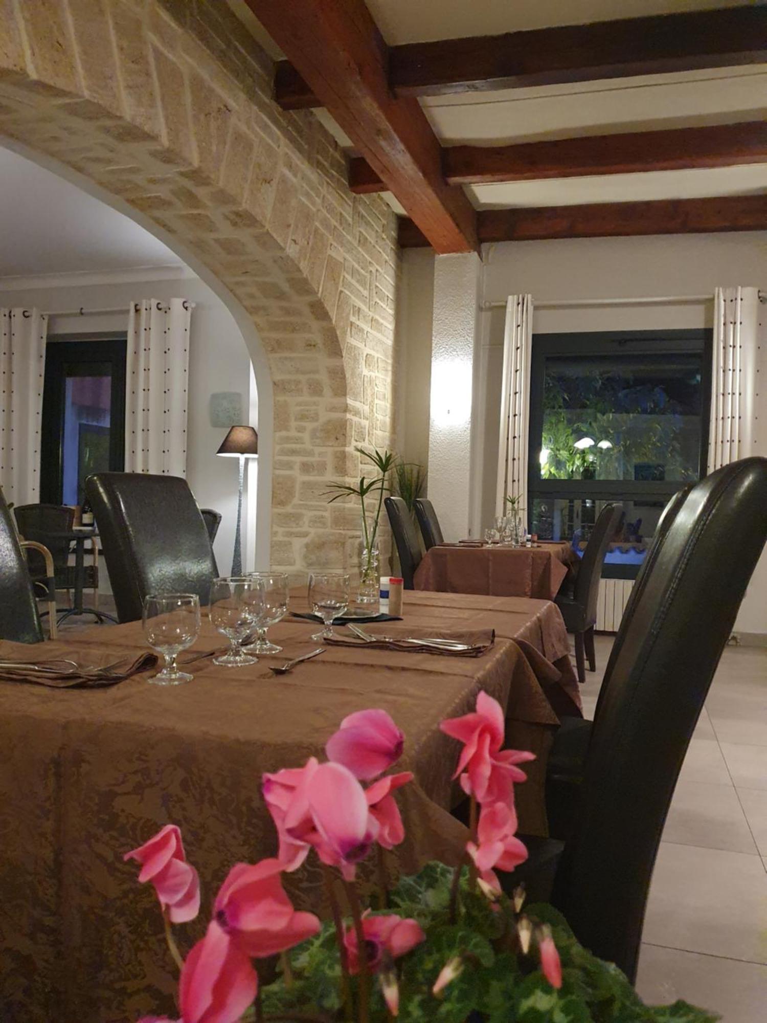 Auberge De La Tour -Appartements- Valros エクステリア 写真
