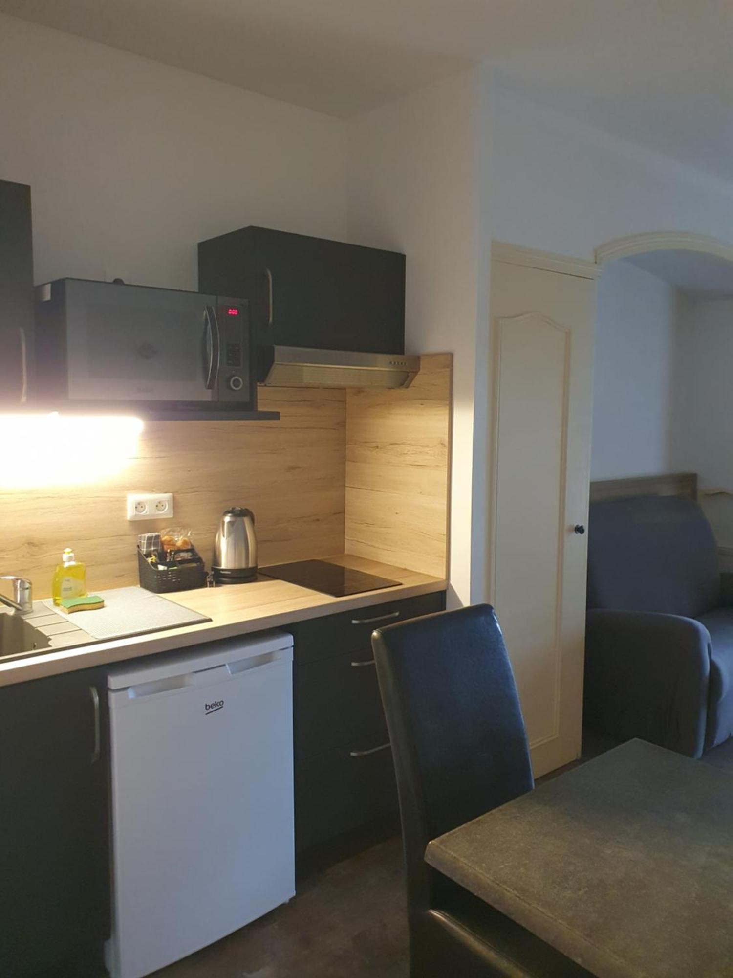 Auberge De La Tour -Appartements- Valros エクステリア 写真