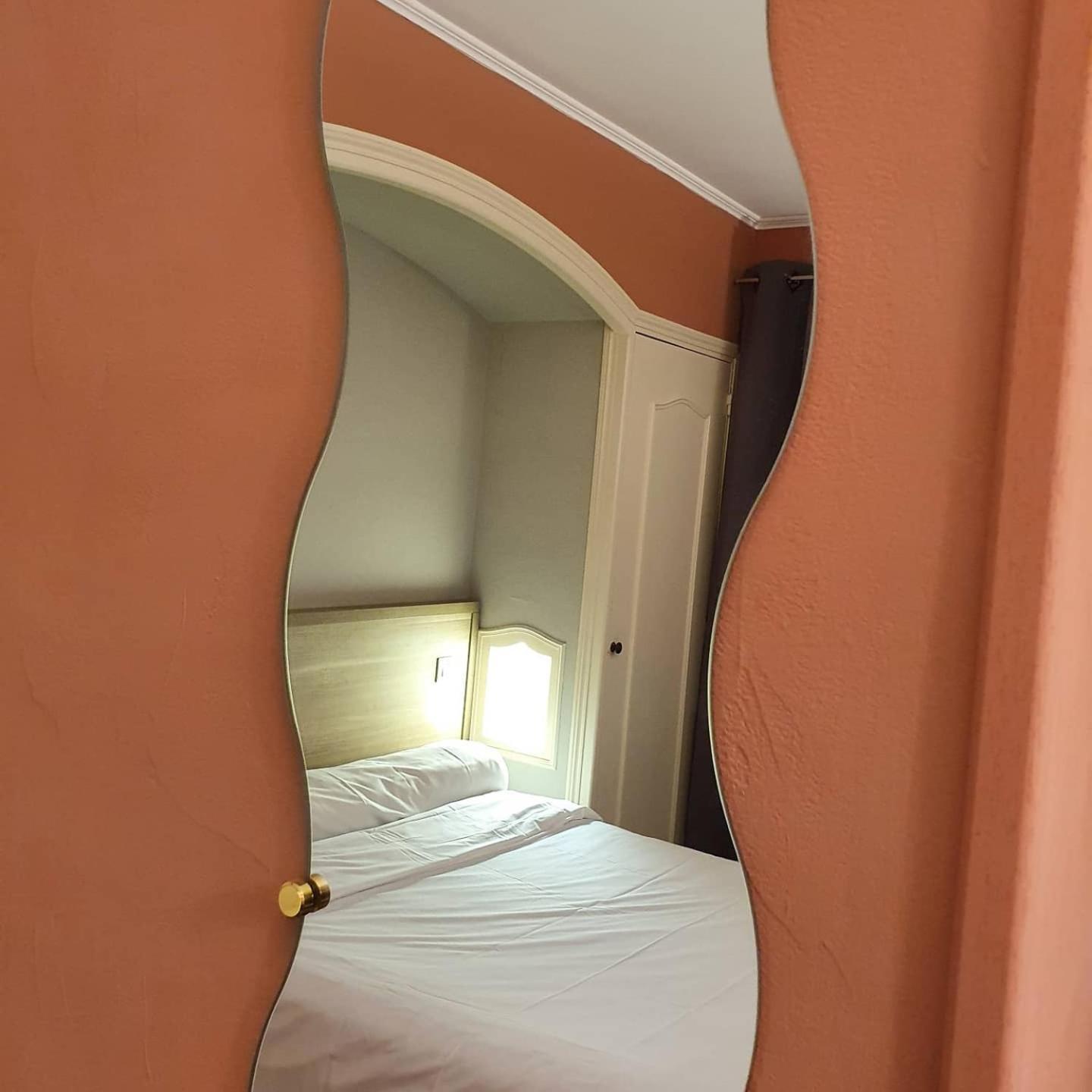 Auberge De La Tour -Appartements- Valros エクステリア 写真