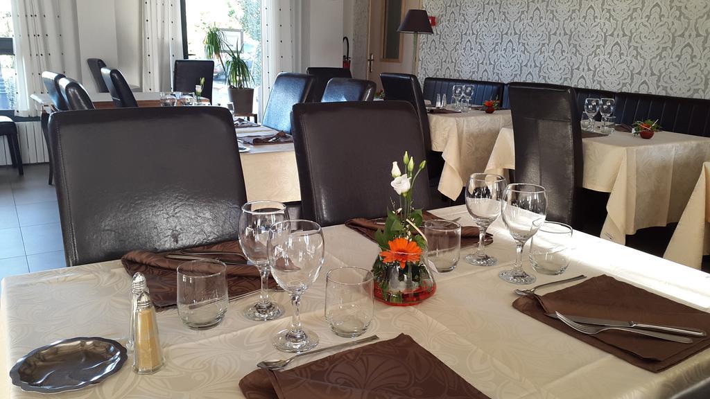 Auberge De La Tour -Appartements- Valros エクステリア 写真